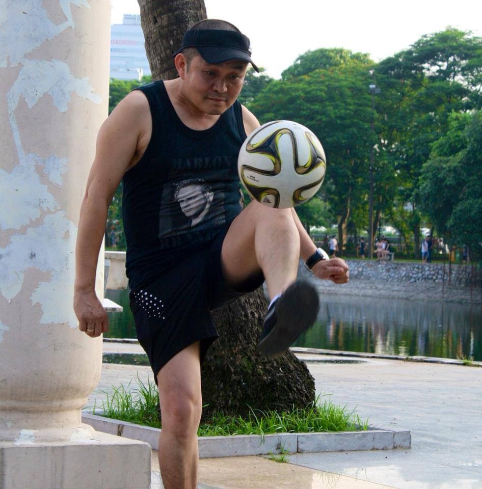 Bức ảnh tâng bóng của Xuân Hinh kèm theo 2 câu thơ: