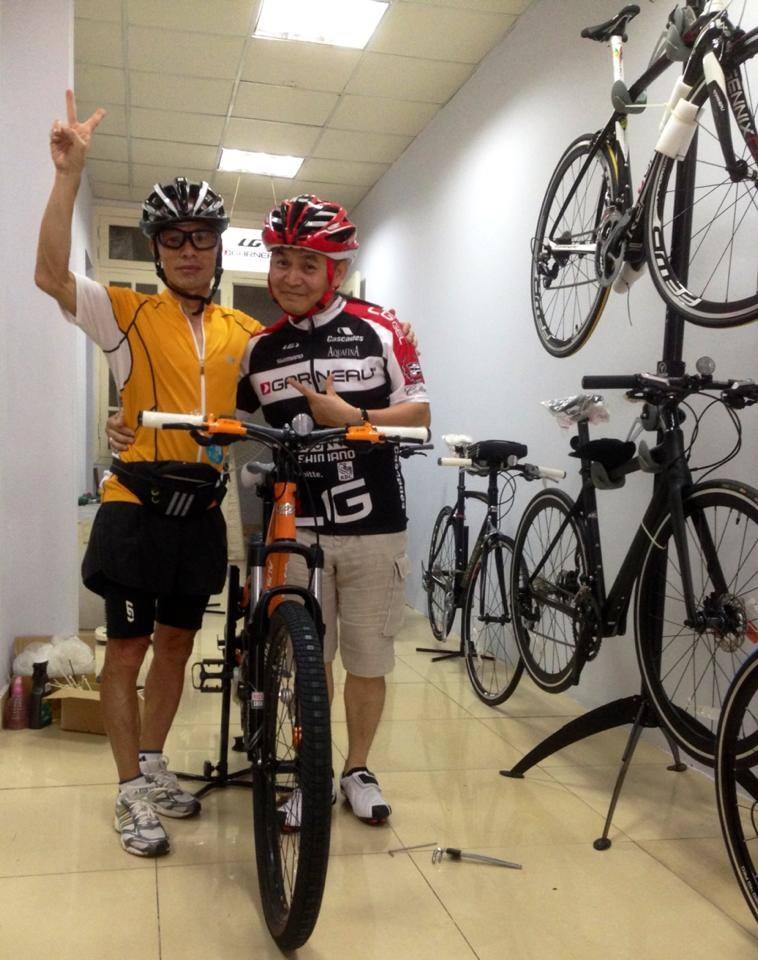 Diễn viên nổi tiếng với các vai hề chèo còn tham gia cả môn xe đạp.