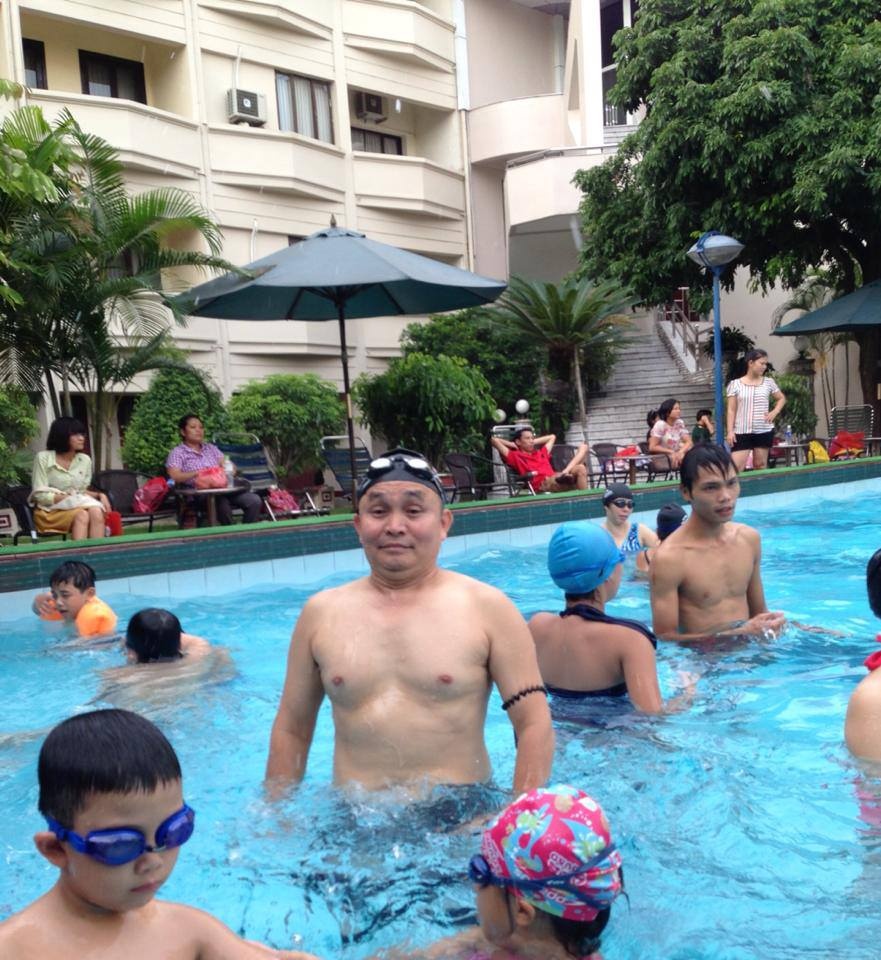 Thỉnh thoảng còn đi bơi để giữ gìn phom dáng.