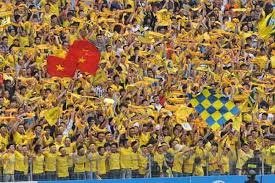 Các cổ động viên SLNA lại tạo ra bầu không khí rất cuồng nhiệt trên sân Vinh.