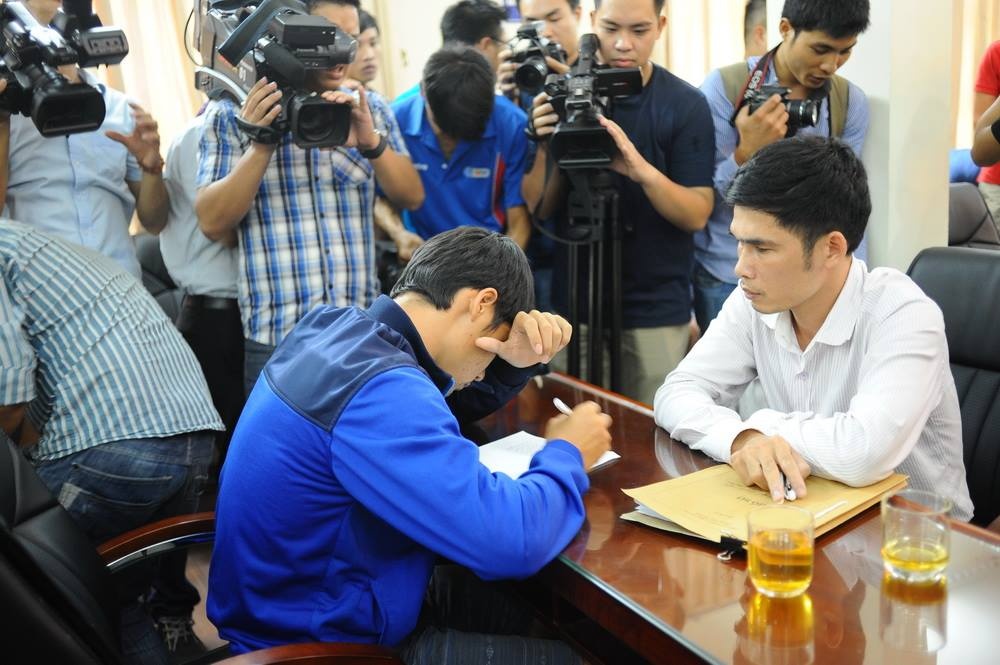 Cau thu chu muu vu lam do chuan bi mo quan karaoke hinh anh