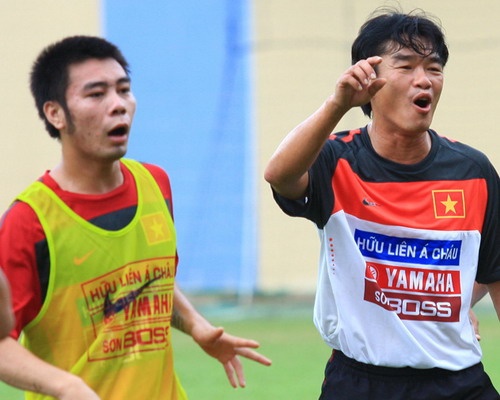 Từ tuyển thủ U23, Đắc Khánh (trái) đánh mất tất cả vì thú đỏ đen trong dịp World Cup 2010.