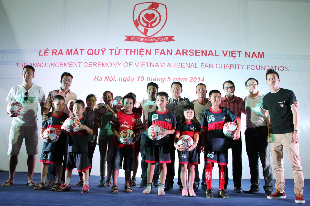 Văn Quyết (bìa phải) và Toàn Shinoda (thứ 3 từ phải sang) trong buổi lễ ra mắt quỹ từ thiện của Hội cổ động viên Arsenal tại Việt Nam.