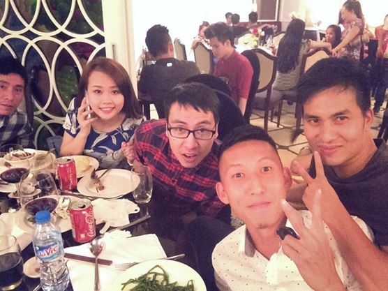 Toàn Shinoda vui vẻ trong lễ đầy tháng con trai của Xuân Tú vài ngày trước. Ảnh: FBNV