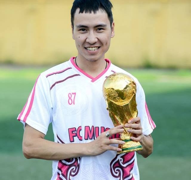 Toàn Shinoda trong màu áo FC Music mà Xuân Tú cũng là một thành viên. Ảnh: FBNV