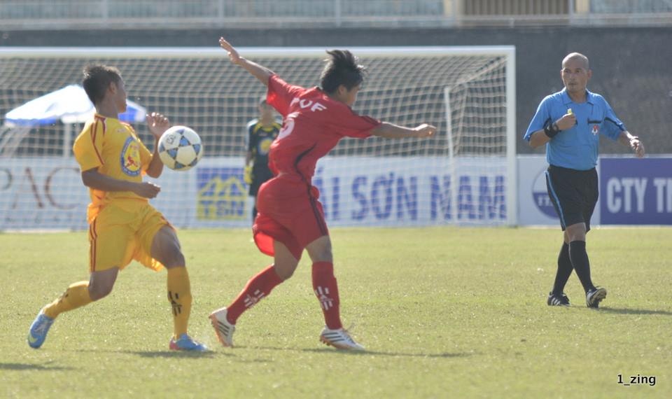 U17 Ha Noi T&T to trong tai thoi chung ket qua yeu kem hinh anh