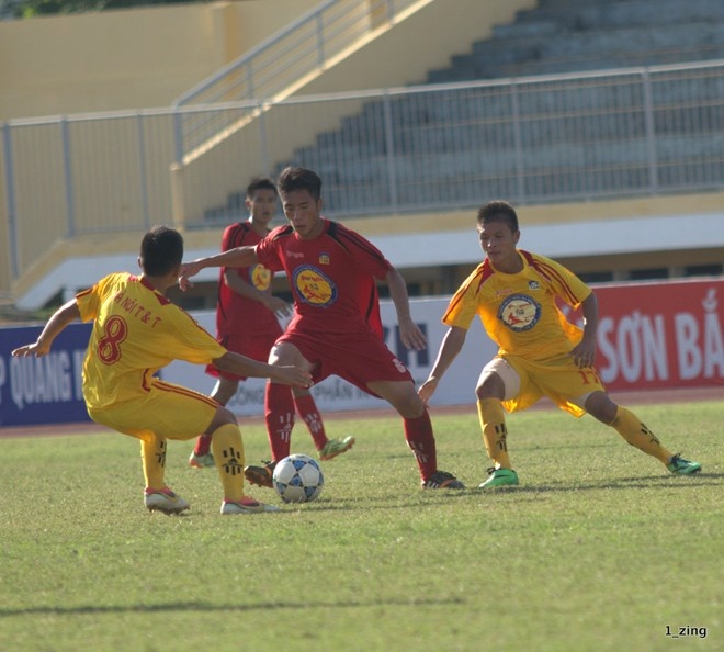 U17 Hà Nội T&T (áo vàng) đã thua cuộc trong tình thế mất người hơn nửa thời gian thi đấu. Ảnh: Đăng Văn