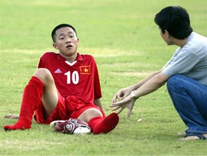 Toni Lê Hoàng bị từ chối sau 2 buổi tập cùng tuyển U23 Việt Nam năm 2005.