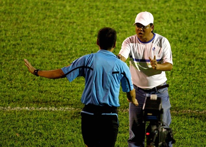 HLV Nhan Thiện Nhân cho rằng trọng tài Phùng Đình Dũng đã thiếu công bằng khiến cầu thủ và CĐV An Giang ức chế. Ảnh: Dương Thu