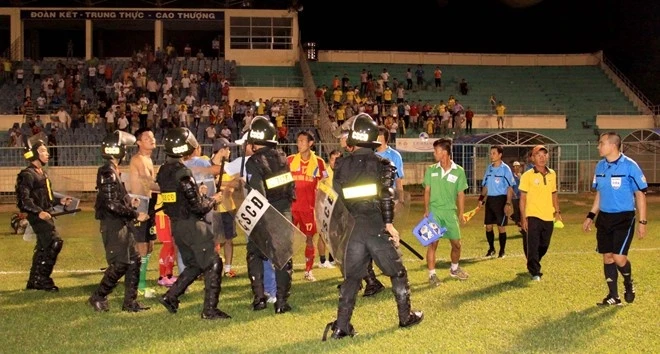 CDV Quang Ninh bat binh voi CLB An Giang hinh anh