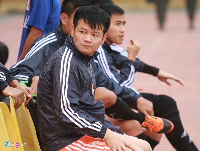 Văn Quyến ngồi dự bị