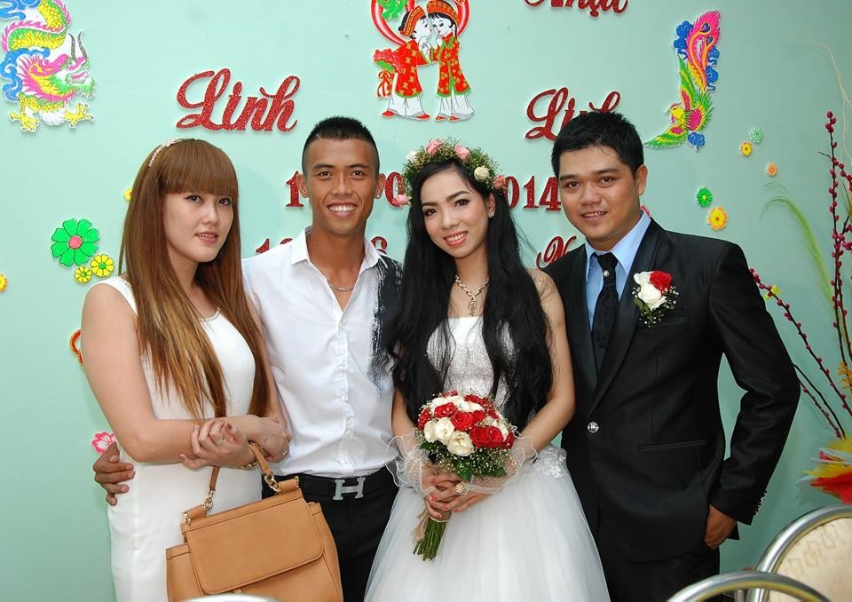 Không biết đến bao giờ Công Thành và người yêu mới được hưởng hạnh phúc như bạn bè khi không có tiền làm đám cưới.