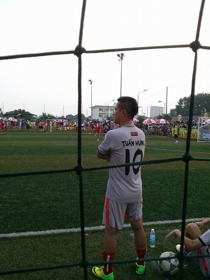 Chủ tịch Tuấn Hưng của H.A.T đăm chiêu bên ngoài đường piste. Ảnh: FBNV