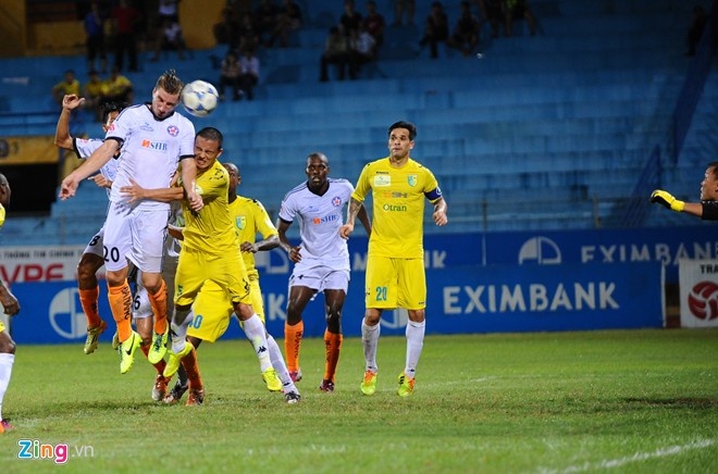 Những sai sót ở hàng phòng ngự khiến Hà Nội T&T ném đi tất cả trong vòng 3 phút hiệp 2.