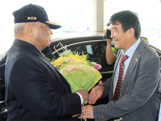 Hoang than Malaysia den VN chu tri le boc tham AFF Cup 2014 hinh anh