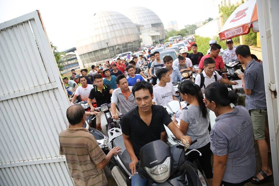 Khan gia chen nhau xem bong da phui dong hon V.League hinh anh