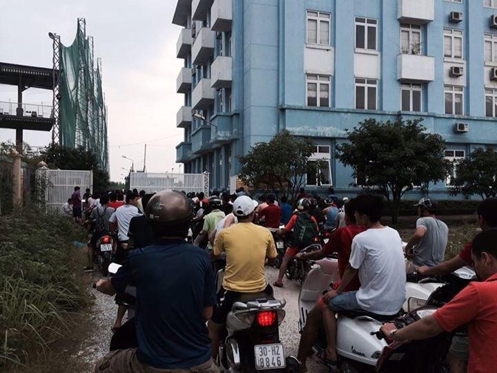 Trước giờ thi đấu, con đường dẫn vào 