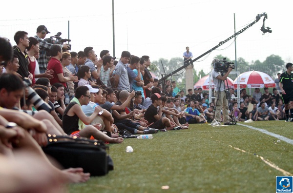 Khán giả quây kín sân theo dõi trận đấu