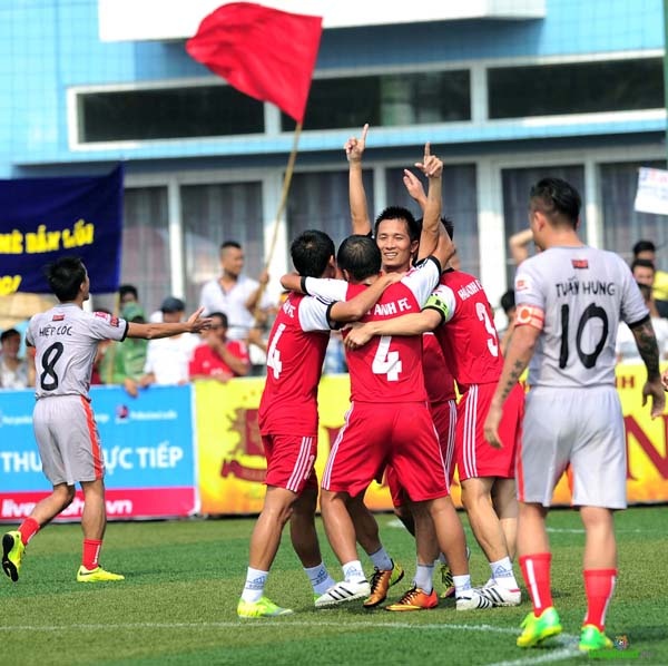 Trong sân là những trận đấu không khoan nhượng, cho dù đó là đội bóng của ca sỹ Tuấn Hưng.