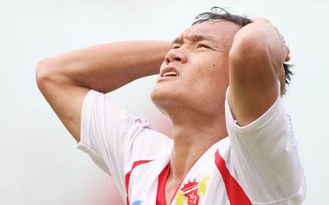 Cau thu Ninh Binh ban do khoc xin loi thay hinh anh