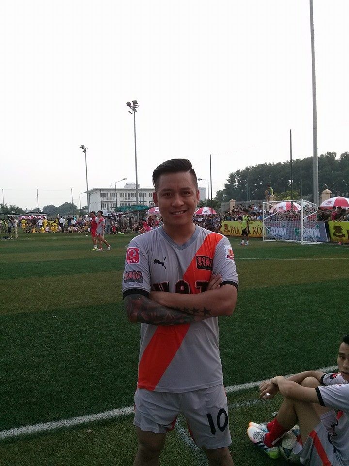 Lần đầu tiên tham dự Hanoi Premier League (HPL), ca sỹ Tuấn Hưng cùng đội bóng H.A.T của anh không giấu nổi sự phấn khích.