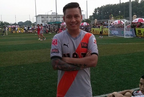 Ca si Tuan Hung viet tam thu dong vien doi bong cua minh hinh anh