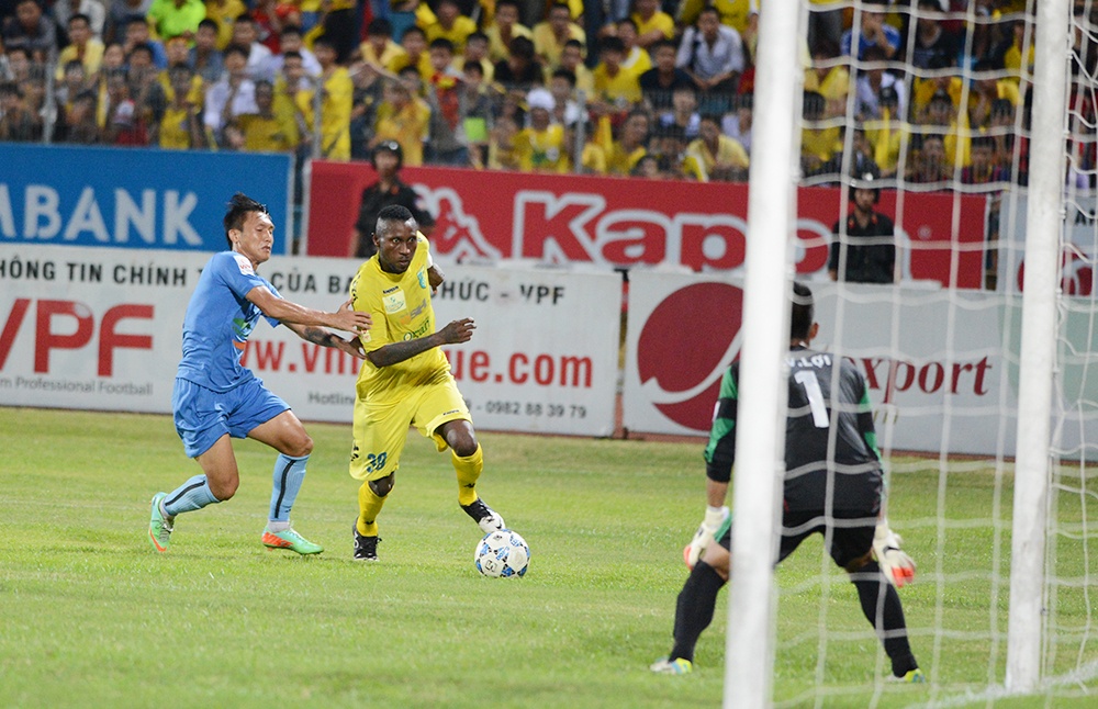 Samson (Hà Nội T&T) liên tiếp uy hiếp khung thành thủ môn Tô Vĩnh Lợi.