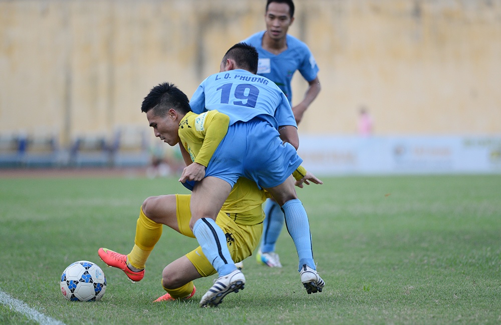 Thanh Hóa (áo xanh) nhập cuộc đầy quyết tâm trên sân Hàng Đẫy.