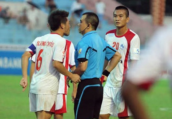 Minh Châu phản ứng gay gắt trọng tài Phùng Đình Dũng.