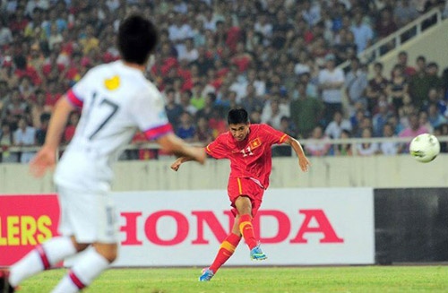 Minh Tuấn với cú sút phạt kiểu Ronaldo.