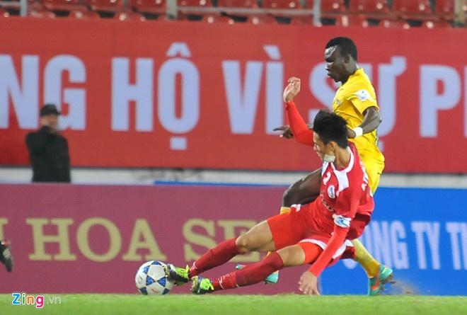 Đinh Tiến Thành (áo đỏ) có lối chơi rất quyết liệt