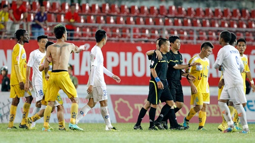 Tiến Thành (cởi áo) quyết lao vào ăn thua với trọng tài. Ảnh: VOV