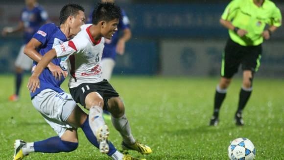 Huỳnh Tấn Tài (áo trắng) là cầu thủ thấp nhất V.League