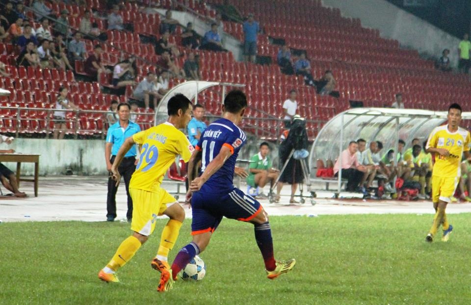 Văn Việt (áo xanh)