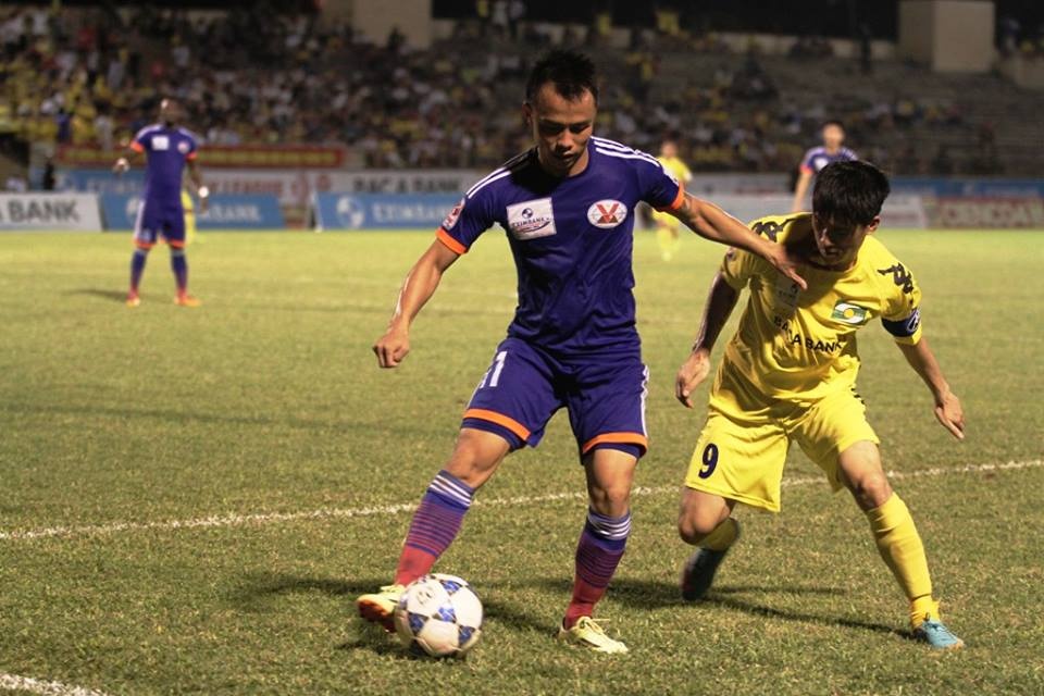 Văn Việt (áo xanh) tranh chấp với Công Vinh