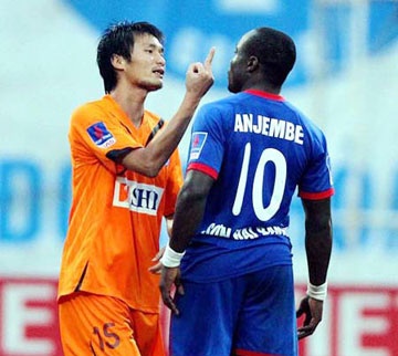 Trần Hải Lâm giơ