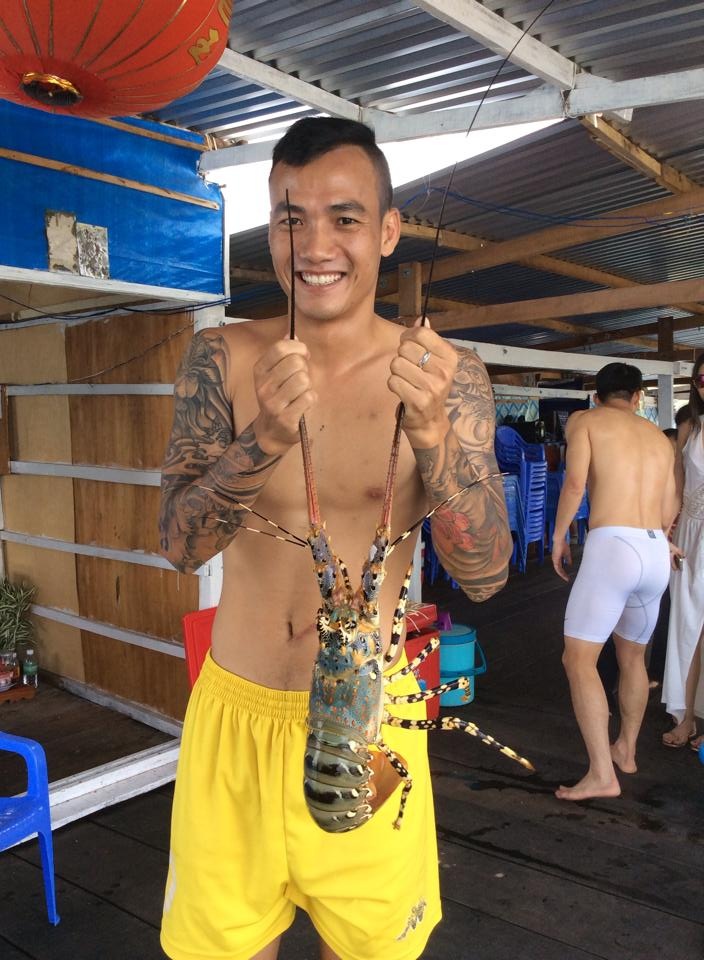 Công Vinh và Thủy Tiên thấp thoáng phía sau trung vệ Đại Đồng. Ảnh: FBNV