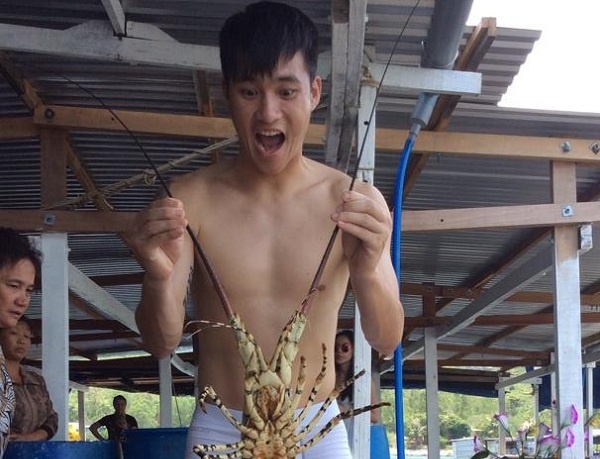 Cong Vinh xa stress bang tom hum o Nha Trang hinh anh