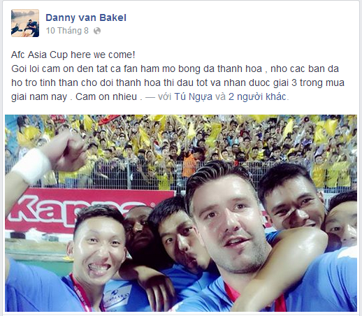 Trên sân cỏ, chàng trung vệ Hà Lan đã rất phấn khích với chiến tích giành hạng 3 tại V.League 2014. Còn bây giờ anh cùng bà xã nong