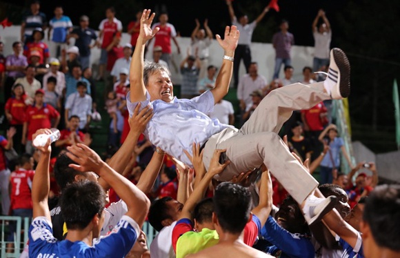 'Mourinho Viet Nam' bi mat danh hieu HLV xuat sac nhat hinh anh