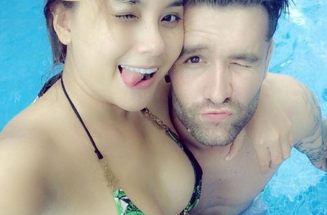 Trung ve Ha Lan dua DJ Myno ve nuoc sinh em be hinh anh