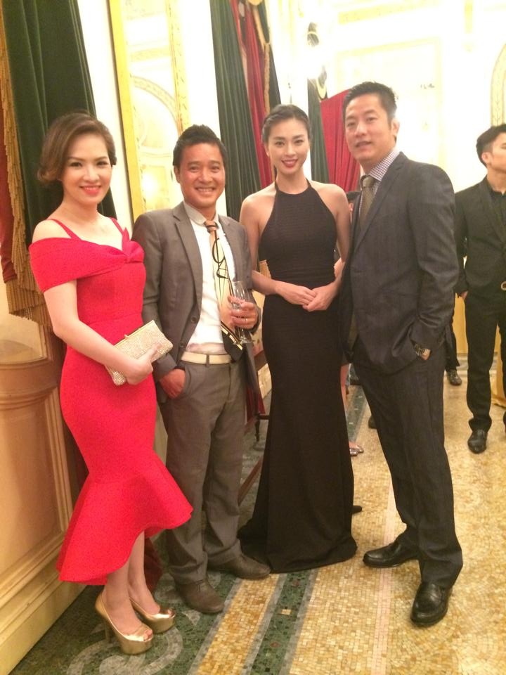 Tuy thế, cũng có những khoảnh khắc Hồng Sơn không được tự tin lắm khi đứng cạnh người mẫu, diễn viên Ngô Thanh Vân