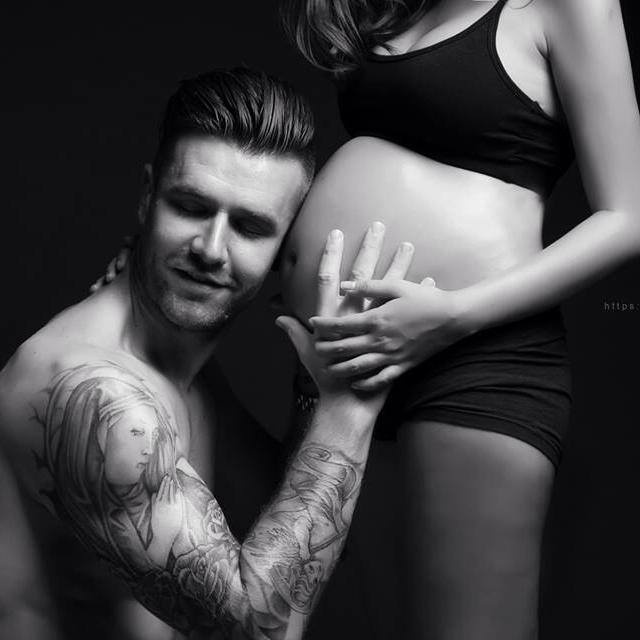 Còn trung vệ Hà Lan thì rất yêu chiều vợ