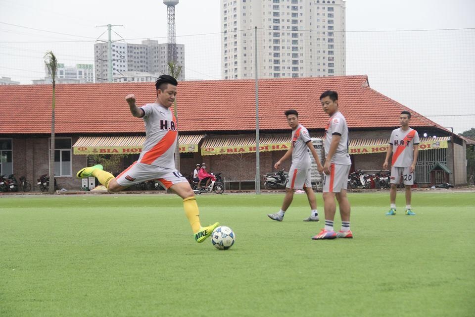 Ở lần đầu tiên tham dự giải phong trào Hanoi Premier League, đội bóng H.A.T do ca sĩ Tuấn Hưng làm chủ tịch kiêm HLV trưởng đã mang đến những dáng nét rất mới