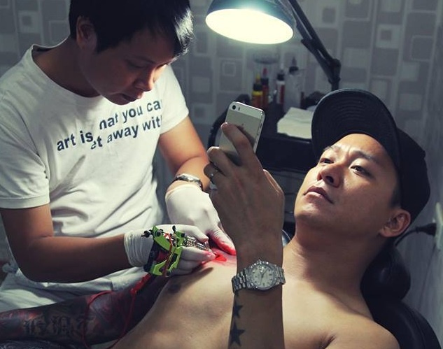 Ca si Tuan Hung thach dau doi thu o giai bong da phui hinh anh