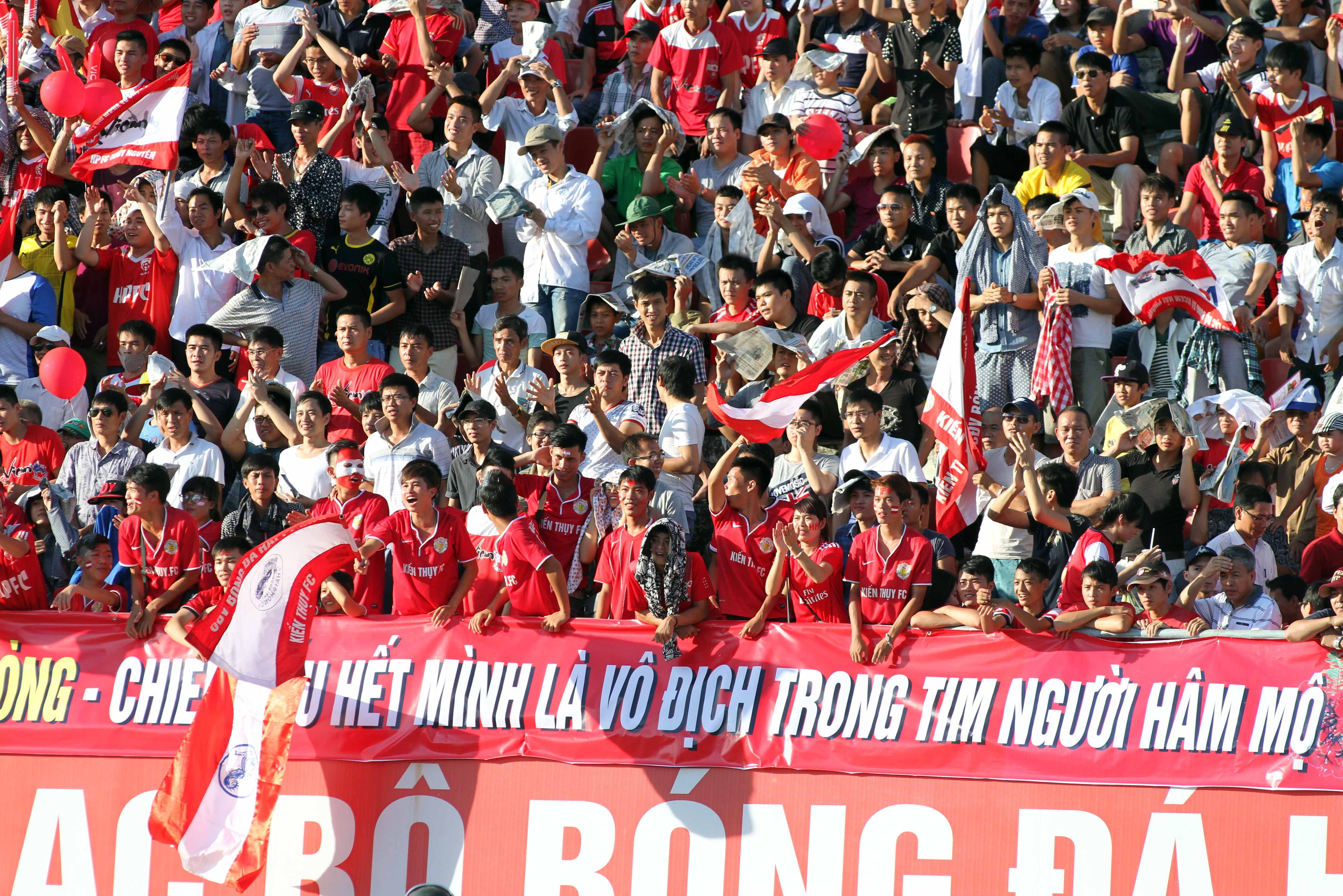 Sự cuồng nhiệt của CĐV đất Cảng tiếp sức cho CLB Hải Phòng quật ngã đối thủ mạnh hơn.