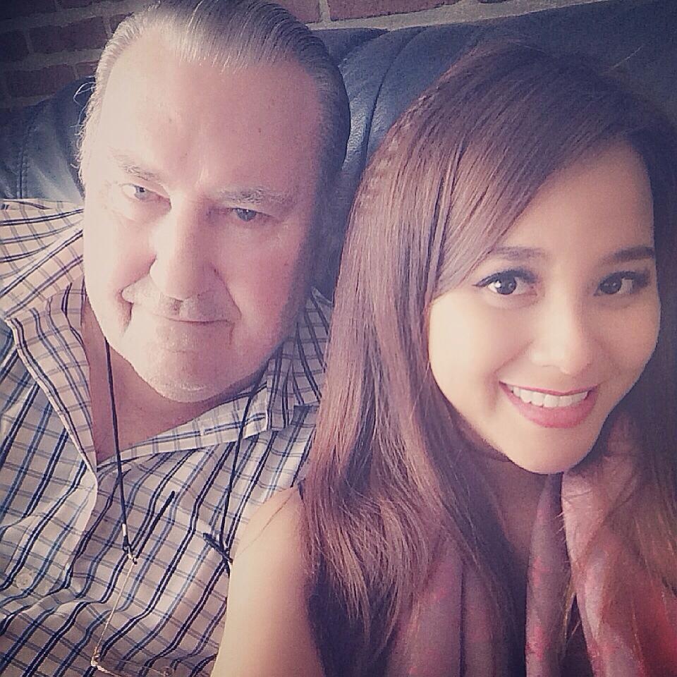 Các thành viên trong gia đình chàng trung vệ Hà Lan cũng rất vui vì có nàng dâu vừa xinh đẹp vừa đảm đang như DJ Myno.