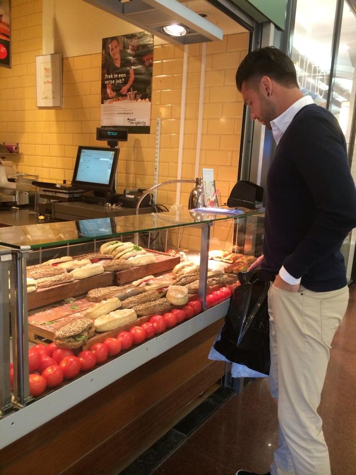 Trung vệ Danny van Bakel đưa vợ đi siêu thị chọn thực phẩm