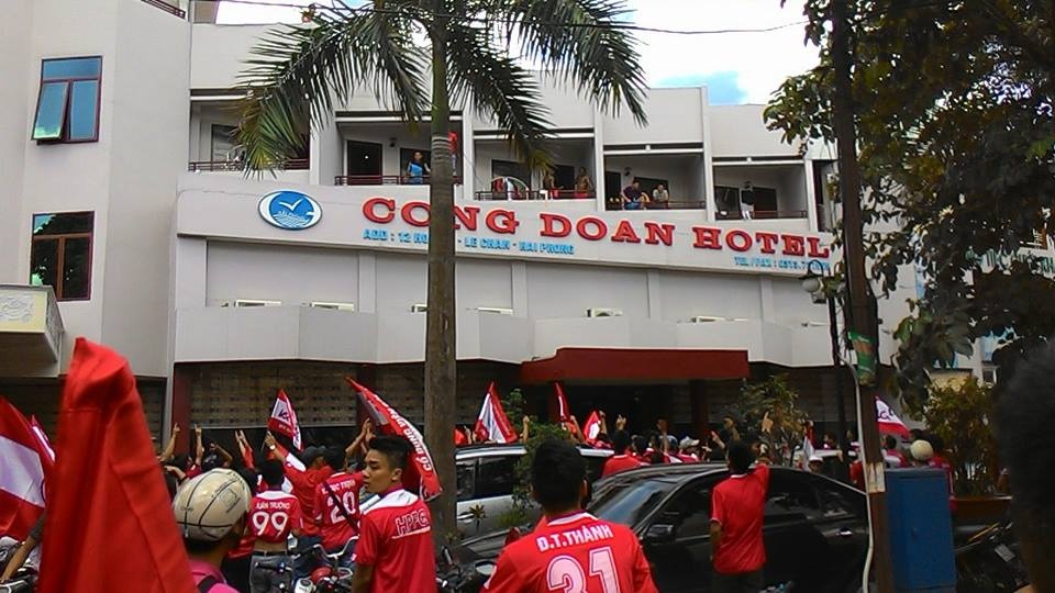 Các cầu thủ Hải Phòng ra ngoài ban công cám ơn cổ động viên.