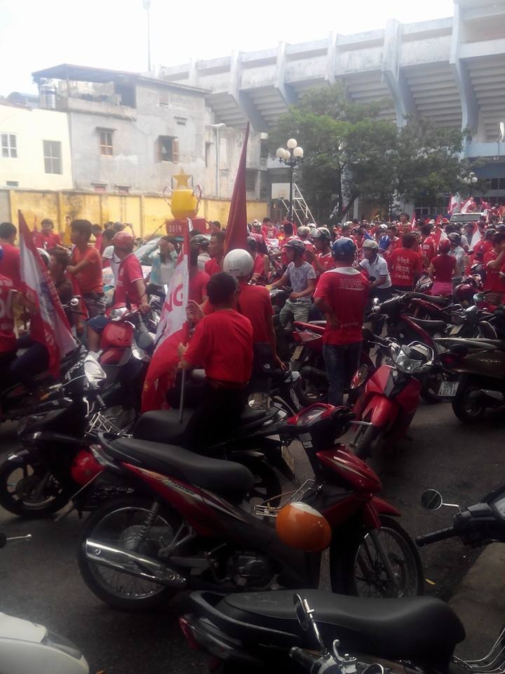 Ngay từ sáng sớm, các cổ động viên Hải Phòng đã tập trung rất đông tại Lạch Tray.